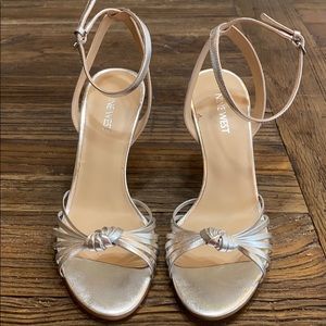 NINE WEST SILVER STRAPPY SANDAL SIZE 7